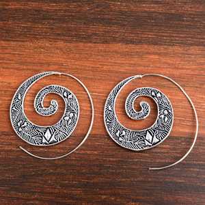 Los Mejores Pendientes Florales Bohemios de Moda, Aros Tribales de Latón para Mujer, Acabado Plateado Oxidado, Diseño Geométrico en Espiral para Venta al por Mayor/OEM/ODM - Product Image 5