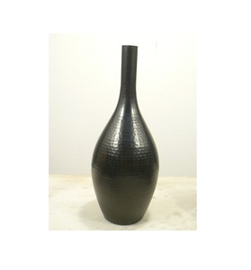 Vase à fleurs en métal de couleur noire de conception martelée pour la décoration intérieure - Product Image 3