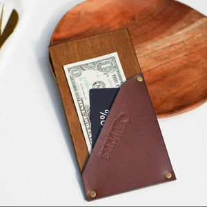 Dossier de présentation en cuir avec logo en relief pour restaurants avec blocage RFID et LBH-0134 à rabat sécurisé - Product Image 1