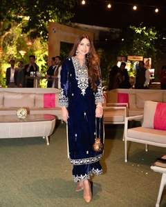 NOUVEAU INDIEN/PAKISTANI ELEGANT ZARI BRODERIE 100% SOIE A-LINE IMPRIMÉ FLORAL KURTA avec ROBE PLAZO pour fête/mariage - Product Image 1