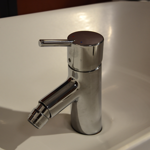 ก๊อกผสมโครเมียมคุณภาพระดับมืออาชีพพร้อมด้ามจับแบบไอคอนิกและพวยน้ำทรงกรวย ดีไซน์เรียบง่ายเหนือกาลเวลาสำหรับอ่างล้างหน้าในห้องน้ำ - Product Image 2