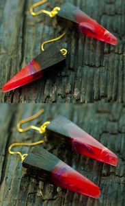 Boucles d'oreilles pendantes géométriques carrées faites à la main en résine et bois, motif cœur d'ange, avec feuille d'or, noir et blanc, au design saisissant et chaleureux - Product Image 2