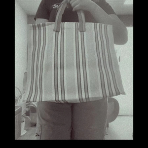 Bolsa de compras a rayas tejida de plástico con cremallera reutilizable de moda respetuosa con el medio ambiente personalizada, nailon reciclado para viajes en la playa - Product Image 2