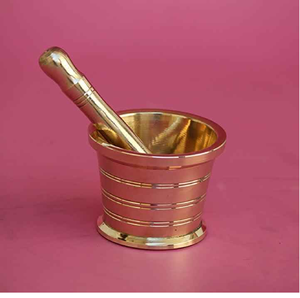 Mortero decorativo de latón y pilón alto con forma de loto. Diseño indio auténtico, disponible a precio de mayoreo. - Product Image 6