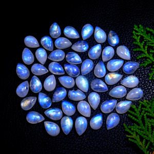 พลอยมูนสโตนสีฟ้าธรรมชาติทรงลูกแพร์แบบเปลี่ยนสีได้ สำหรับทำเครื่องประดับ จากราชสถาน - Product Image 1