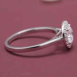 Bague de fiançailles et de mariage en diamant rond brillant cultivé en laboratoire certifié IGI, sertie d'un halo, en or 18 carats plaqué rhodium, cadeau de luxe - Product Image 4
