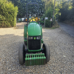 รถแทรกเตอร์ John Deere 1025R 3320 ขนาดเล็ก 4*4 พร้อมอุปกรณ์ต่อพ่วง รถตัก รถตัดหญ้า และรถขุดหลัง ผลิตในสหรัฐอเมริกา พร้อมส่งออก ลดราคาพิเศษ ปี 2025 - Product Image 1