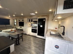 Vente de caravanes de voyage légères d'occasion 2025 EAST to WEST Longitude 310RL avec capacité de couchage pour 6 personnes, destinées à l'exportation - Product Image 3