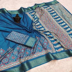 ผ้าซารีไหมเนื้อนุ่ม VASTRA COTTAGE พร้อมลายพิมพ์ดิจิทัลทั่วผืนและขอบปักดิ้นทั้งสองด้าน ผ้าซารีดีไซน์เนอร์พร้อมเสื้อคลุม - Product Image 1