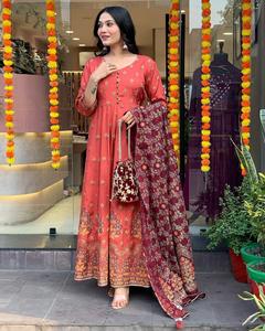 Magnifique ensemble de costume droit à imprimé floral Greenbandhej brodé en 3 pièces, manches longues, palazzo, dupatta perlé, 100% crêpe de soie - Product Image 5