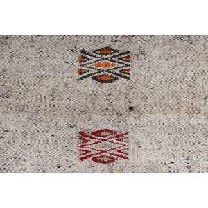 Tapis turc vintage 2,1x12,7 pi (64x388 cm), tapis Kilim blanc brun camouflage - Product Image 5