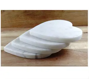 كوستر على شكل قلب مصنوع من الرخام الأبيض للمطبخ والمكتب 2 خشب طبيعي ورخام المانجو كوستر مصنوع في الهند
