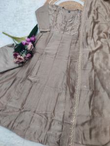 Salwar Kameez pakistaní nupcial de la mejor calidad con adornos artesanales disponibles a precios al por mayor - Product Image 5