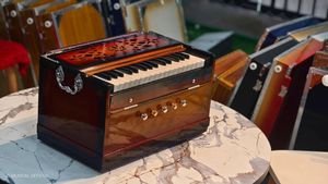 Armonio de madera con hermosa talla y acabado pulido diseñado para estudiantes de músicos profesionales - Product Image 1