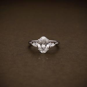 แหวนหมั้นเพชรทรงรี 2.00 กะรัต เพชรเลี้ยงในห้องปฏิบัติการ ระดับความสะอาด F VVS ประดับเพชรทรงลูกแพร์สองเม็ด แหวนเพชรสามเม็ด ได้รับการรับรองจาก IGI แหวนครบรอบ - Product Image 1