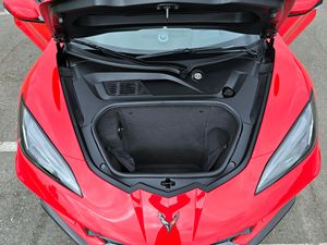 Corvette Stingray Convertible 2021 ~7,700 Millas, Motor V8 de 6.2 Litros, Paquete de Rendimiento Z51, Interior Bicolor - Product Image 5