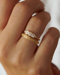 Diamant de laboratoire élégant taillé en baguette 0.25CTW plaqué or jaune serti de griffes empilable Design géométrique mariage minimaliste - Product Image 6