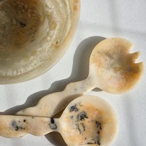 Ensemble de couverts Offre Spéciale avec poignée en résine Fourchette à salade jetable et cuillère en acier miroir pour la conception de mariage à l'intérieur - Product Image 1