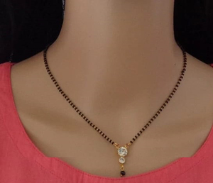 Hermoso Mangalsutra de diseñador con doble cadena y diseño de colgante de corazón a los mejores precios - Product Image 4