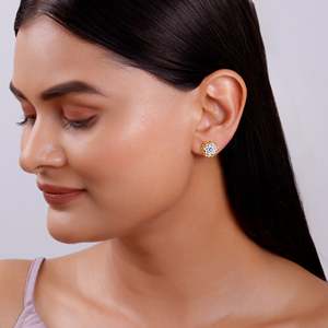 Boucles d'oreilles dorées en diamant Daisy Halo Lab Grown Boucles d'oreilles élégantes avec un design chic Daisy & Halo - Product Image 5