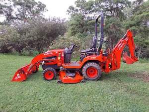 รถแทรกเตอร์ตัดหญ้า Kubota มือสอง พร้อมที่ตักด้านหน้าและรถขุดขนาดเล็ก รถแทรกเตอร์ตัดหญ้าพร้อมรถขุดด้านหลังสำหรับขาย - Product Image 2
