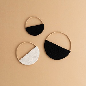 Ensemble décoratif de 3 suspensions murales rondes en macramé noir et blanc pour un style minimaliste et une pièce murale d'accentuation - Product Image 5
