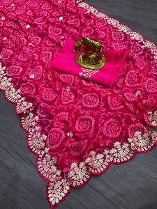 ผ้าซิ่นเจ้าสาวแบบดั้งเดิมทำจากผ้าจอร์เจต์แท้ พร้อมลายพิมพ์จอดปุร์ บันดานี ตกแต่งด้วยงานปิต้าที่ขอบผ้าพัลลูและลายบุตติ - Product Image 2