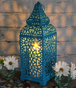 Grande lanterne marocaine décorative en métal avec un design ajouré orné, idéale pour l'éclairage du salon - Product Image 2