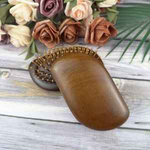 Peigne de massage en bois naturel poli de qualité supérieure, à dents larges, pour démêler les cheveux, stimuler le cuir chevelier et favoriser une croissance saine des cheveux - Product Image 3