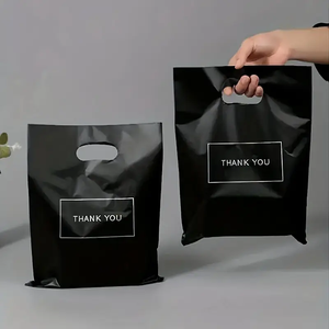 Sacs de courses en plastique réutilisables personnalisés avec poignée à patch pour les entreprises et la vente au détail - Product Image 4