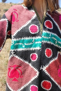 Robe trapèze mi-longue en jersey de coton respirant, écologique, avec un magnifique motif géométrique et une broderie à la main détaillée et élaborée. Taille - Product Image 6