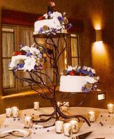 Support à gâteau en métal de style branche d'arbre artistique de luxe à trois étages pour la présentation de desserts pour les mariages, les fêtes, les buffets d'hôtel, la décoration de table