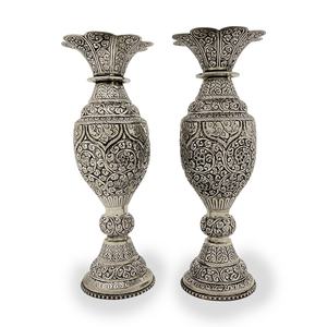 Les vases à fleurs en métal gravé en aluminium s'harmonisent parfaitement avec la verdure naturelle et les couleurs florales éclatantes. - Product Image 1