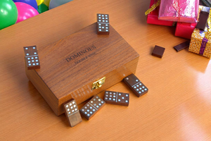 Jeu de dominos double 12 en bois avec logo personnalisé Jeu familial éducatif - Product Image 1
