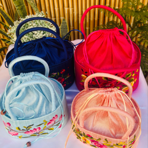 Conjunto de Bolsos Potli con Bordado Floral Elegante, Tela Transparente Premium con Cierre de Cordón Suave, Estilo Clásico y Moderno - Product Image 1