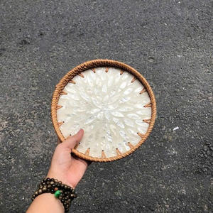 Bandeja de Ratán Ecológica con Incrustaciones de Conchas Marinas y Perlas, Apta para Servir y Decoración del Hogar - Product Image 1