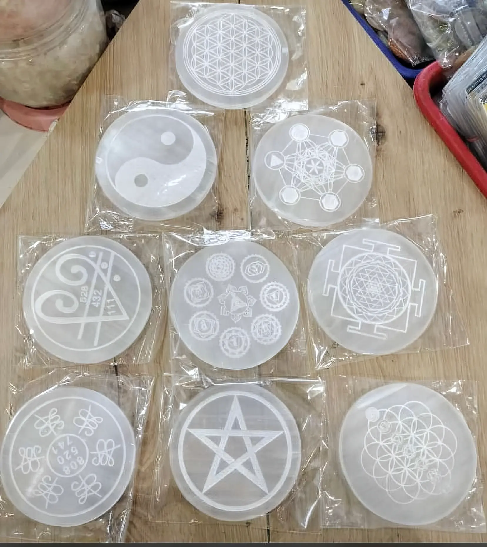 All'ingrosso di qualità Premium piastra di Selenite bianca incisa con fasi lunari Selenite piastra di ricarica personalizzata forma rotonda per la vendita