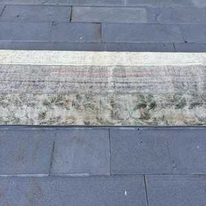 Alfombra Vintage de 2.5x8.8 pies, Alfombra Azul Marroquí de Lana - Product Image 3