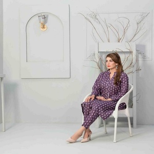 Elegante colección de trajes informales para mujer de 2 piezas Hermosa Impresión digital AF Volumen de moda en toda la ropa India pakistaní - Product Image 2