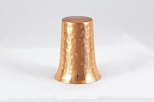 Verre en cuivre de designer avec des œuvres d'art royales complexes pour les ustensiles de cuisine traditionnels et les ustensiles de salle à manger au prix de gros - Product Image 2