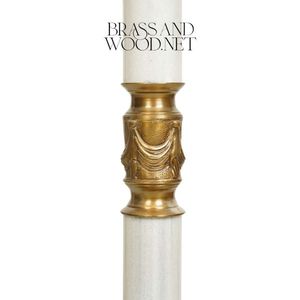 Elegante Pedestal de Exhibición de Mármol Blanco con Adorno Central en Relieve de Latón - Product Image 4