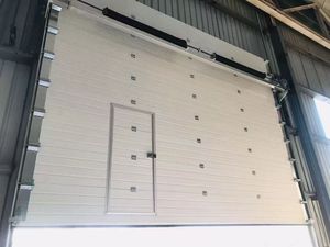 <span class=keywords><strong>Porte</strong></span> <span class=keywords><strong>sectionnelle</strong></span> industrielle automatique sur mesure <span class=keywords><strong>avec</strong></span> <span class=keywords><strong>porte</strong></span> piétonne et panneaux de vision pour entrepôt - Product Image 5