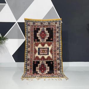 Tapis marocains authentiques faits à la main en laine, motifs berbères traditionnels, styles vintage et modernes pour la décoration intérieure - Product Image 1