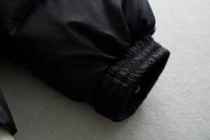 Veste matelassée en toile noire pour homme, manteau rembourré avec col montant et logo avant en polyester - Product Image 6