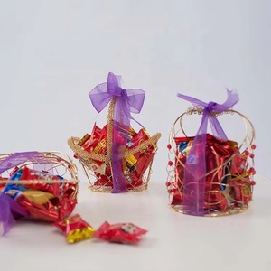 La structure élégante de ce panier en métal rehausse l'attrait visuel des fruits colorés, ce qui rend le cadeau abondant et de qualité supérieure. - Product Image 5