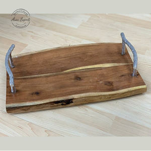 Elégant plateau de service en bois gravé floral avec poignées de finition métallique, parfait pour la décoration de la cuisine, les cadeaux et les fêtes. - Product Image 5