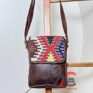 Rabat Kilim Jacquard tissé à la main de luxe avec sacs à main à motif tribal et ethnique audacieux pour sacs à bandoulière pour femmes avec sangle réglable - Product Image 1