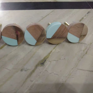 Perillas y Tiradores de Resina Color Marfil con Rayas Doradas Modernas para Gabinetes de Cocina, Dormitorio, Baño y Sala de Estar, Base de Madera, Artesanía en Resina - Product Image 1