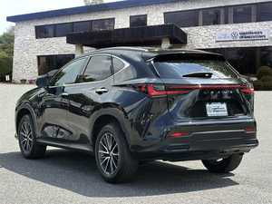 Lexus NX 250 AWD Automatique 2024, Jantes en Alliage R17, Sièges en Cuir, Système de Navigation, Démarrage à Distance, Toit Ouvrant, Sièges Chauffants - Product Image 5