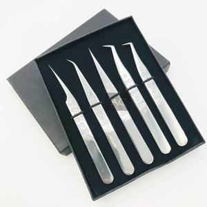 แหนบต่อขนตาสแตนเลสสตีลสีเงินแบบขายส่ง พร้อมโลโก้สั่งทำ ด้ามจับรูปหัวใจ แข็งแรง ทนทาน สำหรับใช้ต่อขนตา - Product Image 3